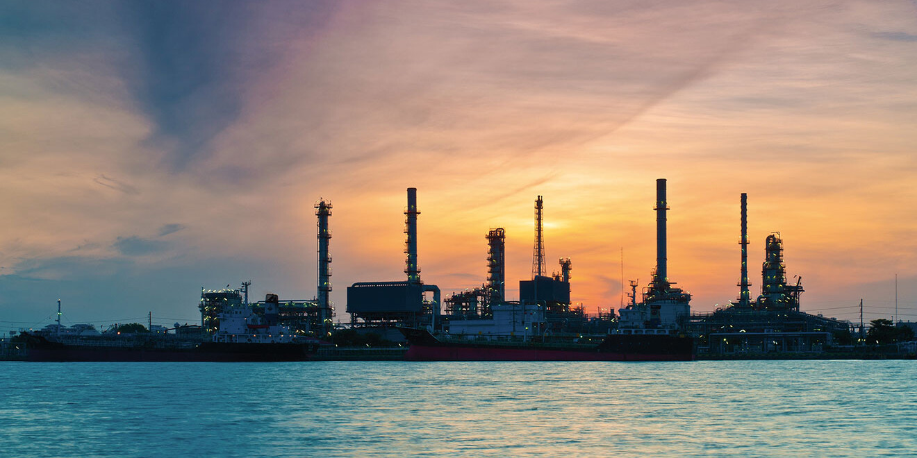 正面に水のある製油所