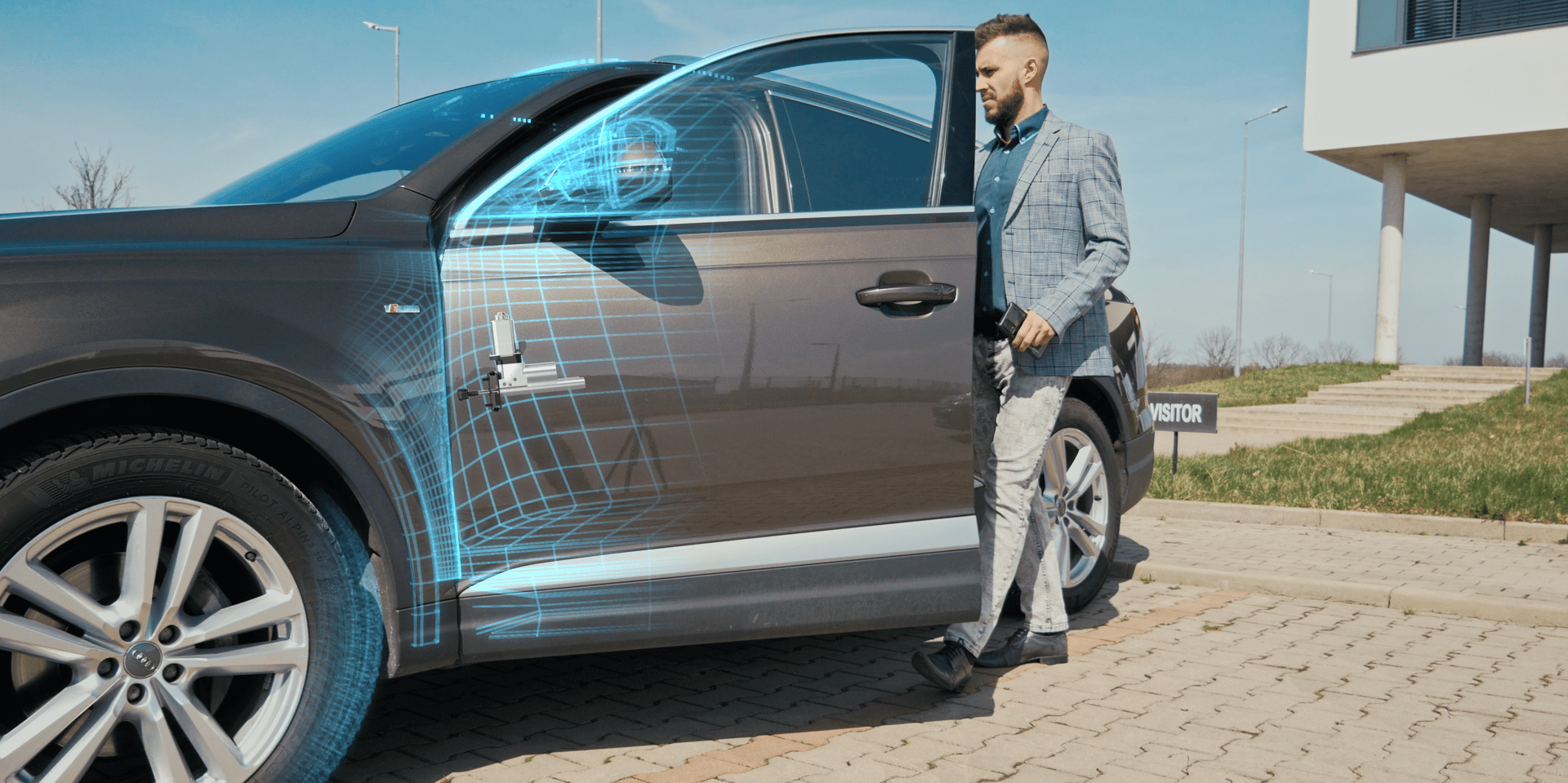 Mann steigt in ein graues Auto