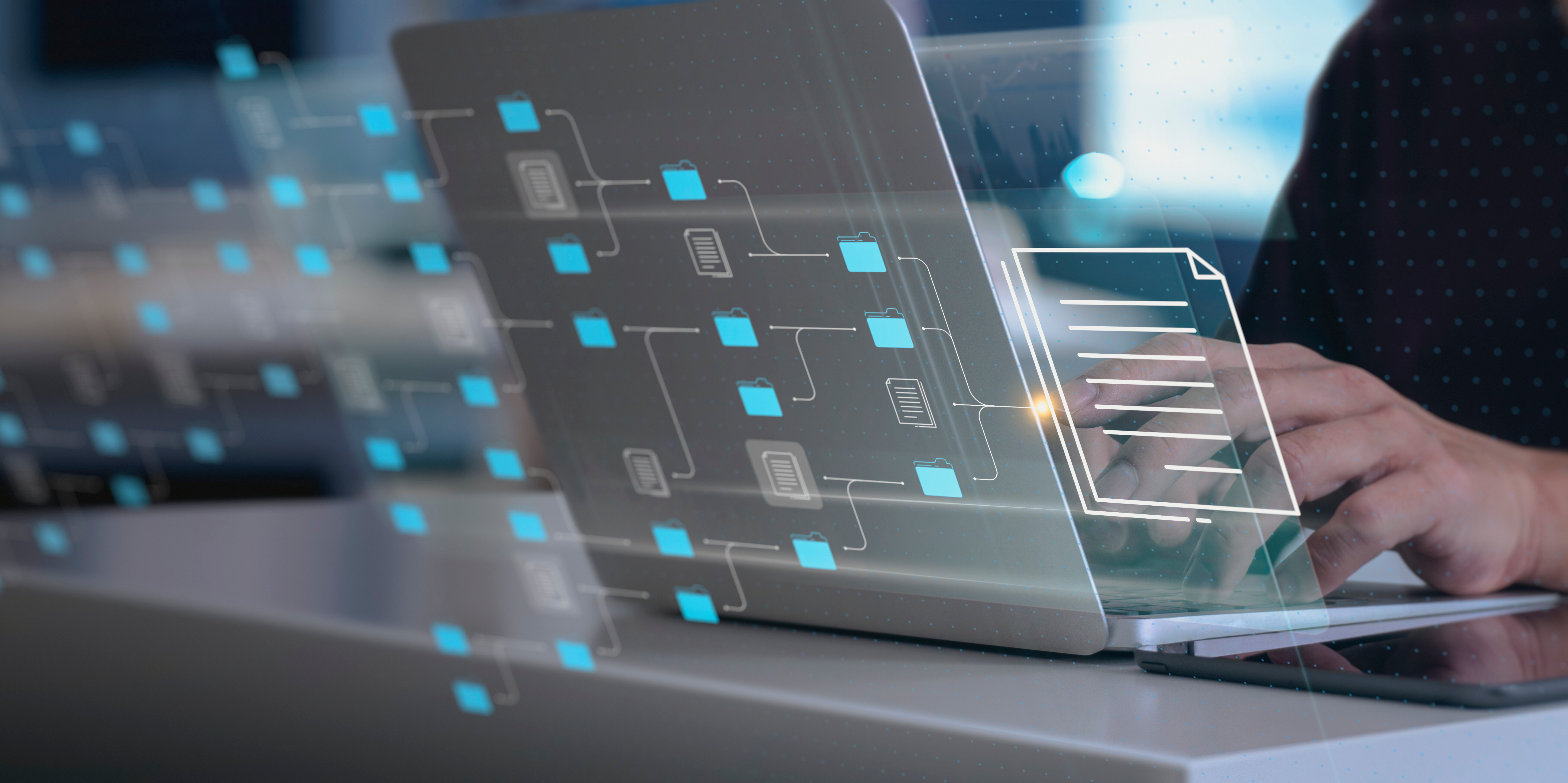 Mann arbeitet am Laptop